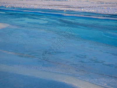 防沙固水冰冻河冰层厚固的裂缝网络网水晶玻璃液体裂痕雪花地面冰川冻结天气蓝色背景