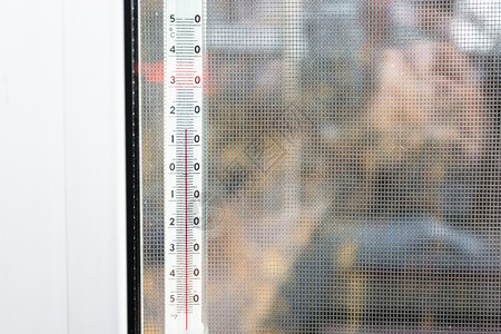窗外的户外温度计图片