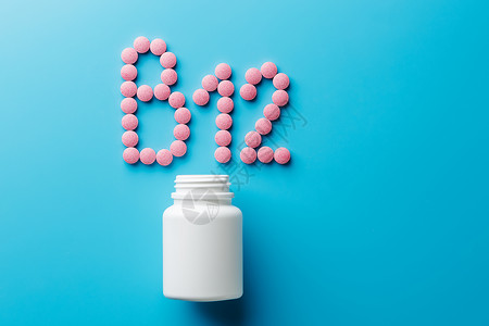 吃形状粉色药丸 以字母B12的形状 在蓝色背景上 从白色罐头溢出药物治疗瓶子制药药店包装颗粒剂量矿物愈合背景