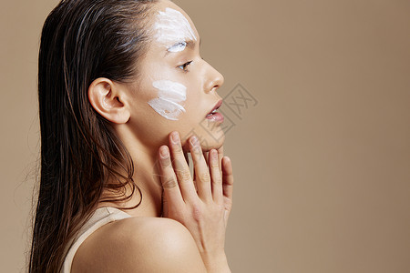 年轻女性使用安抚的面容面具化妆品近身化妆妆图片