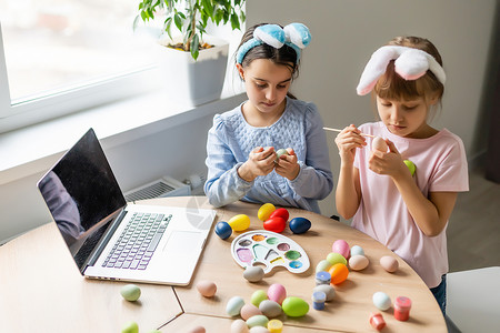 两个彩蛋两个有耳朵的小女孩 藏着鸡蛋 复活节符号 复活节鸡蛋疗法孩子们女孩厨房孩子假期女性童年季节画笔背景