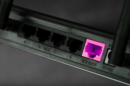 带腹腔镜的脐端口在路由器的无线Fi端口插入粉色补丁带 以上网 互联网上与路由器连接一条线黑色电缆商业电子宽带速度网络港口服务器技术背景