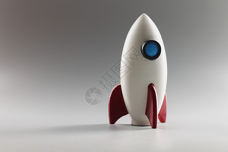 火箭上升地表上的微型火箭玩具站 作为商业项目和启动的标志的火箭飞船裁剪星系天空职业阴影战略生长宏观翅膀成功背景
