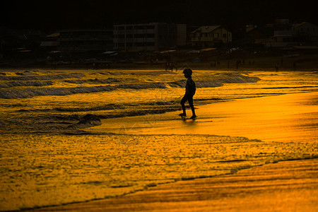 阴影中的人孩子在黄昏的海浪中玩耍日落反射晴天景点海洋动画阴影电脑海滩美景背景