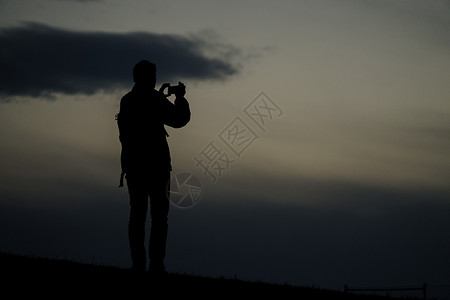 关东地区站在山上的男人的休眠背景