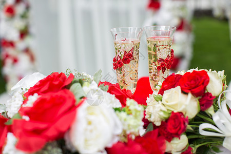 骨瓷杯免抠香槟杯 户外婚礼仪式 红色花花的布束花园椅子装饰接待小袋假期玫瑰服务桌子风格背景