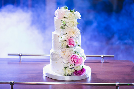 婚礼上新婚夫妇的结婚蛋糕很漂亮 生日蛋糕在宴会上吃面包奶油奢华桌子装饰餐饮新娘食物甜点玫瑰背景图片