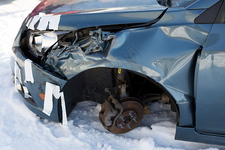 总损害蓝色汽车的金属板损坏 交通事故危险维修城市保险金属发动机挡泥板速度保险杠身体背景