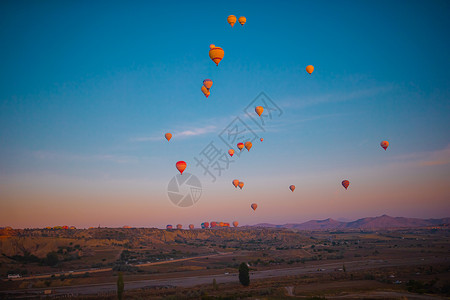 土耳其卡帕多西亚天空中亮热气球航班飞机悬崖自由日落岩石火鸡时间蓝色工作背景图片