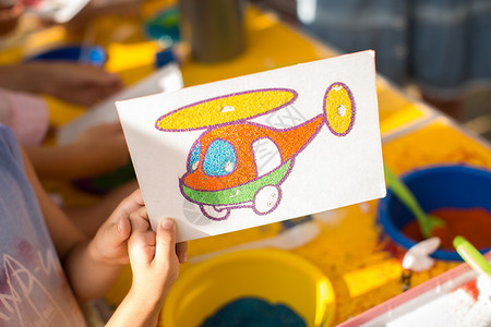 儿童画有彩色沙子图片 卡通字符草图女性学习幼儿园教育宝贝学校绘画托儿所青年背景图片