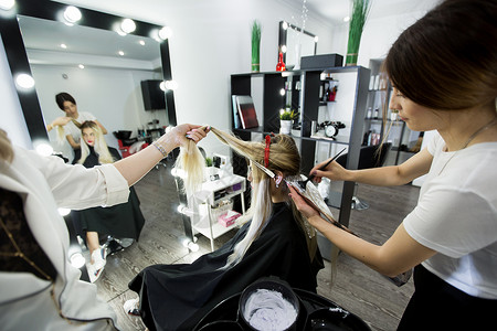 金发女人在美容院 头发垂死女孩女性护理女士理发店化妆品客户理发服务黑发图片