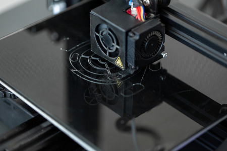 在实验室工作期间 三维电子塑料3D打印机 设备电脑科学材料软件聚合物工具打印机器制造业印刷背景图片