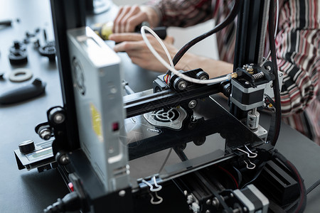 三笠腹肌实验室的3D印刷机操作 由3D打印机负责机器创新塑料聚合物工具原型电气科学电脑工程背景