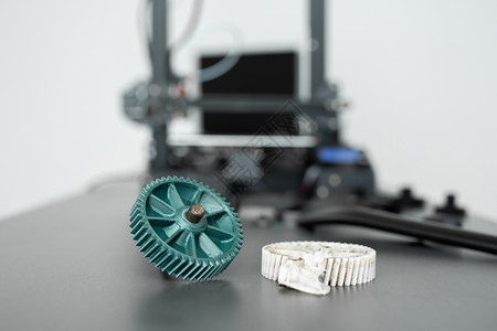制造了一部3D打印机和一个破碎的机器背景图片