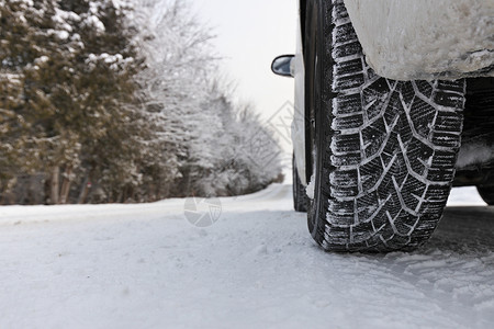 下雪路滑靠近雪和冰封路上的冬铁堤汽车危险气候橡皮农村冻结车轮驾驶天气树木背景