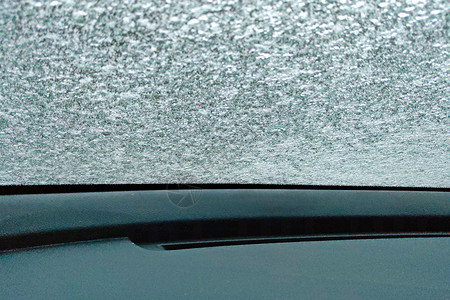 汽车霜车的玻璃被薄冰覆盖 冬天把车暖和起来背景