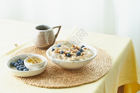 贝佐斯早餐 燕麦粥加浆果和坚果 健康的食物 适当的营养背景