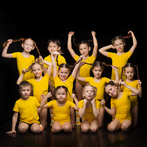 一群在演唱室表演的幼小儿童舞蹈团背景