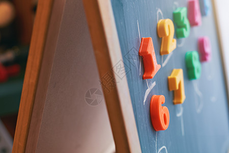 黑板磁铁在隔离期间在家上学时用彩色磁铁在黑板上学习数字 在黑板上学习手写停留童年算术家庭学校孩子幼儿园乐趣玩具时间背景