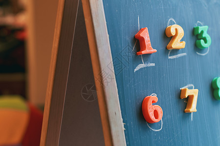 黑板磁铁在隔离期间在家上学时用彩色磁铁在黑板上学习数字 在黑板上学习手写教育家庭木板童年乐趣数学绘画学校玩具社交背景