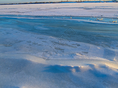 防沙固水冰冻河冰层厚固的裂缝网络网天气蓝色雪花液体水晶季节冰川玻璃宏观冻结背景