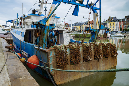 Rusty船和捕扇贝渔网港口鲱鱼绳索渔业商业疏浚蛤蜊渠道环境海洋背景图片
