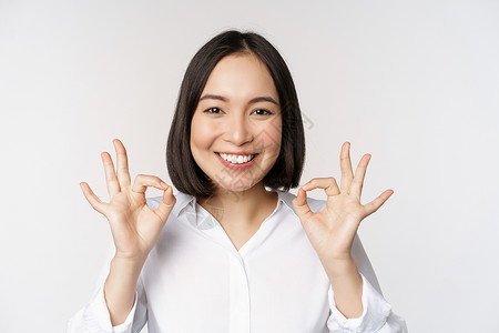 好物推荐头像特写亚洲女孩的头像 表现出好的 好的手势和满意的微笑 推荐 高兴 赞美和恭维 白色背景广告企业家手臂女士女性人士公司售货员员工标背景