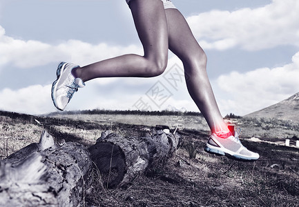 只跑一次每一次运动都有受伤的危险 对一名女性跑腿者腿部有伤痕的可见光背景