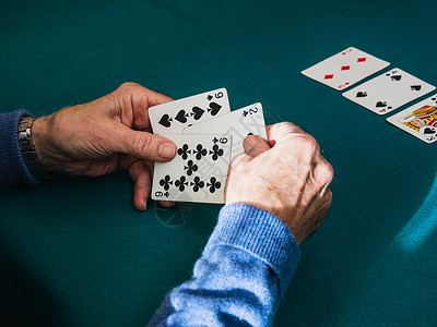 在家打牌的老人手运气玩家赌注赌徒数字友谊老年朋友们桌子乐趣背景图片
