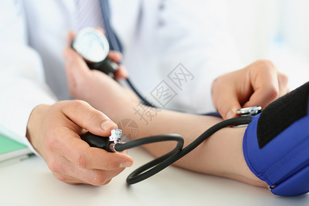 控制血压医生在诊所检查病人的血压 高血压的风险 预防疾病背景