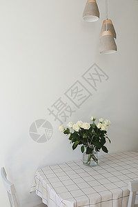 朱丽叶白玫瑰花花花束在舒适的家居室内 Floral 泉底背景玫瑰窗户阳光风格花瓶庆典花瓣房间女士小样背景