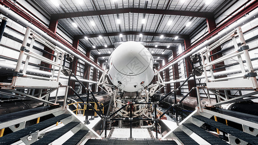 机器龙太空发射准备 火箭顶部的宇宙飞船 在机库内 就在推出发射台之前 美国国家航空航天局提供的这张图片的元素人员冒险太空探索宇航员科学背景