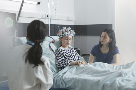 临床儿科医生分析EEG的扫描结果 在小儿科病房康复室时有生病的幼儿背景图片