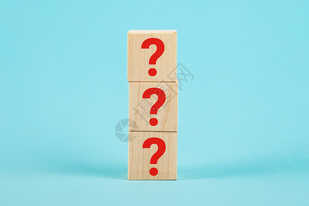 问题 蓝色背景上带有问号符号的木制立方体块的形状 木块上的问号战略思考木头调查问卷商业标点创新教育学习立方体背景