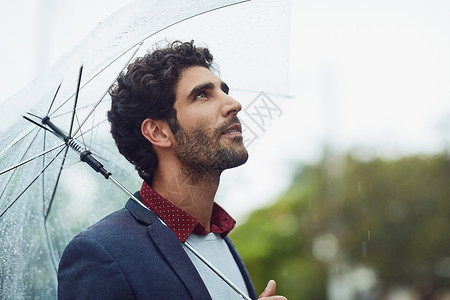 多么美好的一天 一个英俊的年轻商务人士在清晨乘雨旅行时拍到一张照片背景图片