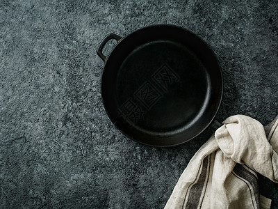 黑灰混凝土背景 顶视图 空白文字空间的黑色深灰水泥底盘石头金属食谱菜单厨房餐巾炊具桌子油炸煎锅背景图片