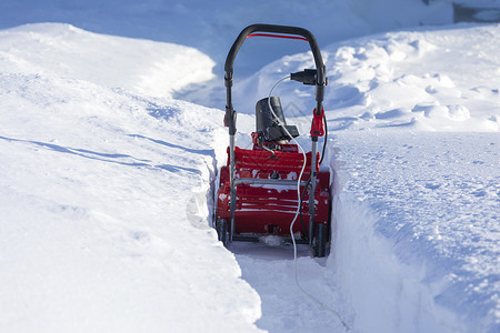 清扫从雪中走过的路 在冬天用雪花扫雪机器投掷者风暴鼓风机降雪街道工作人行道引擎工具背景图片