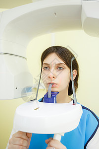 战术背心在X光室穿防护背心的女孩可以对牙齿进行全景图象 在诊所里安装了Rengen设备女士放射科治疗口服人脸实验室射线医院考试牙医背景