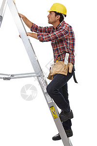 攀爬到顶端 一名杂工上梯子的照片工作工作室头盔倾斜安全建筑幸福全身白色建筑工人背景图片