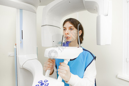 战术背心在X光室穿防护背心的女孩可以对牙齿进行全景图象 在诊所里安装了Rengen设备工具人脸医院放射科战术疾病诊断卫生矫正口服背景