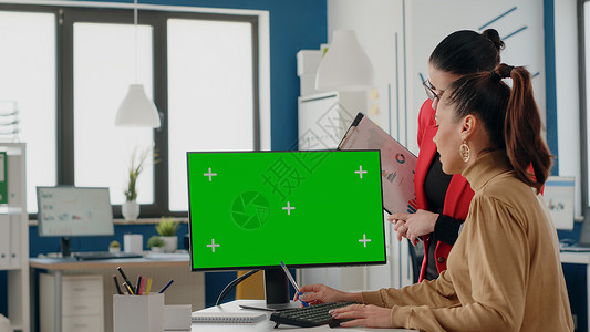 在显示时使用绿色屏幕工作的同事  label背景图片