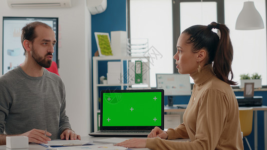 商界人士用绿色屏幕在笔记本电脑上协同工作背景图片
