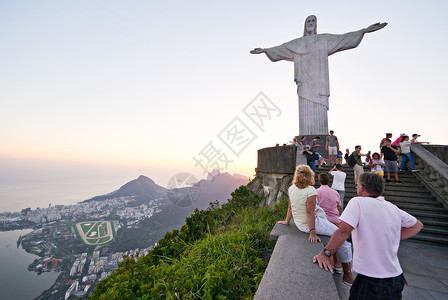 里约基督山旅行灵感 一群游客在去看雕像的路上 在里约看到基督救赎者背景