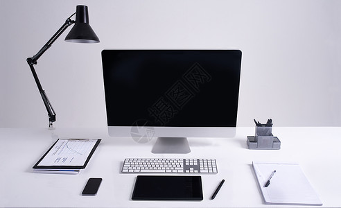 平板电脑和键盘一个有组织的空间 有组织的办公室工作站的工作室拍摄背景