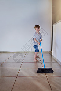扫地小男孩扫地是我一天的家务活 一个可爱的小男孩在家里用扫帚扫地的画像背景