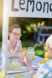 柠檬水摊户外的孩子们高清图片