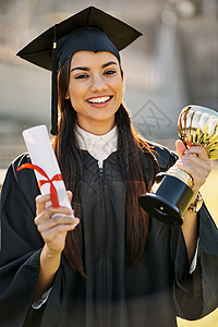 毕业日一位持有文凭和奖杯的学生的肖像 她获得了杰出的优异成绩背景