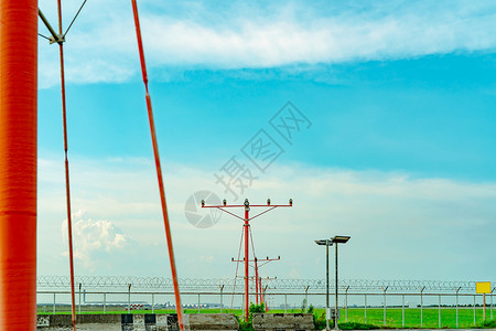 飞机进近在机场进近灯 方法光系统概念 机场跑道进近灯 机场的ALS 安全栅栏 机场的风景有绿草地和蓝天的背景