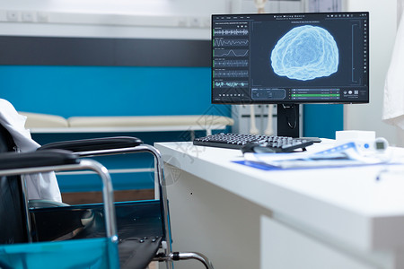 医生大脑电脑站在桌上 脑电扫描在屏幕上背景