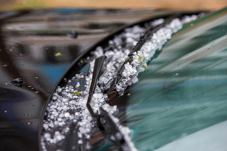 国之重器夏季暴风雨过后黑车头盖上的小冰球挡风玻璃雷雨运输天气危险引擎盖汽车灾难事故低温背景